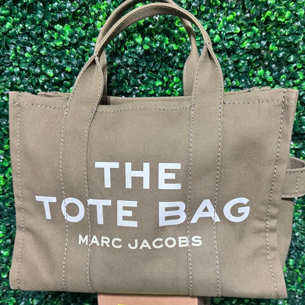 Marc Jacob’s canvas medium bag
Olive green